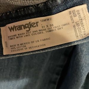 Worn Mens wrangler 13 mwz jeans 31x38